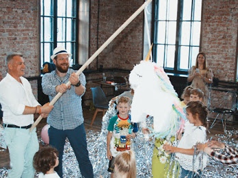 В программе праздника:  - интерактивный квест;  - вечеринка на "диване" (конкурсы в стиле популярных теле шоу)   - дискотека с фольгираванной серебряной бумагой.  Длительность праздника - 2.5   С ребятами работают 2 ведущих в современных образах.  Стоимость программы - 5500. (до 15 ребят), если количество ребят превышает 15 человек, оплачивается 300 за одного участника.  ВАЖНО!  Дополнительно оплачивается аренда зала, если праздник проводится в помещении, где предполагается оплата аренды помещения.  Стоимость аренды помещений некоторых залов города:  Зал "Бочки" в арт пространстве ДК39 650 - 750 руб. час.  Зал "Библиотека" в арт пространстве ДК39 - 350 руб. час.  Арт Кластер - 1500 час.