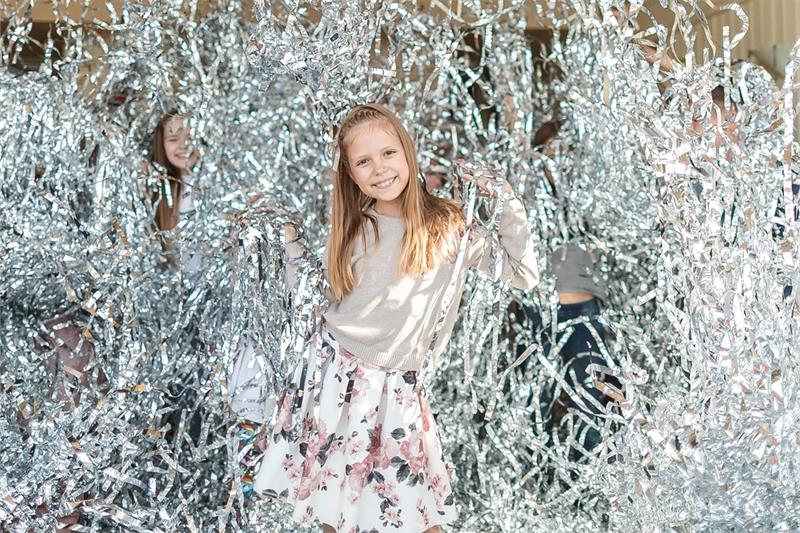 В программе: интерактивных квест в командах Санты и Деда Мороза (поиск тайников, театрализация, опыты, невидимые чернила, шифровки, большой сундук с часовым механизмом), тематическая программа с экраном и проектором по мотивам популярных телешоу. Стоимость  - 700 с участника. Длительность – 3 часа. Два сценария для средней и старшей школы.